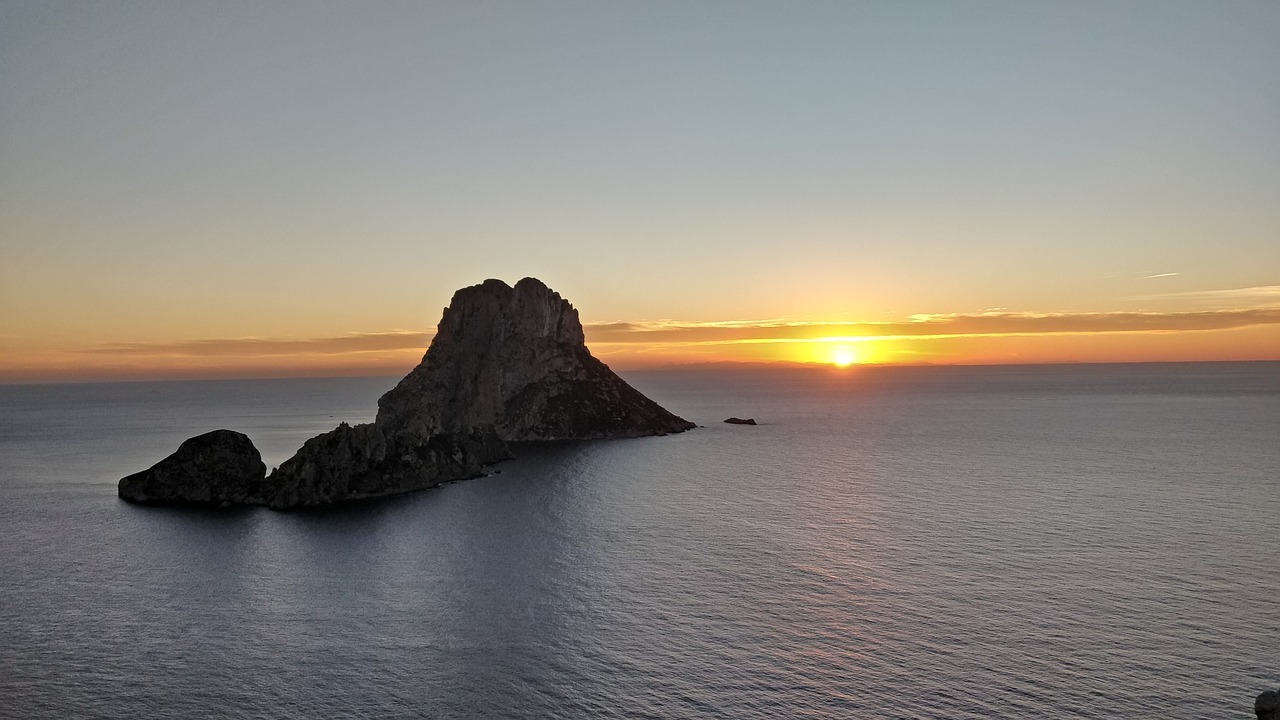 ¿Cuánto tiempo se tarda en recorrer la isla de Ibiza en coche?