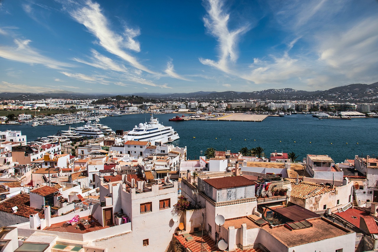 ¿Cuánto se tarda en recorrer Ibiza de punta a punta?